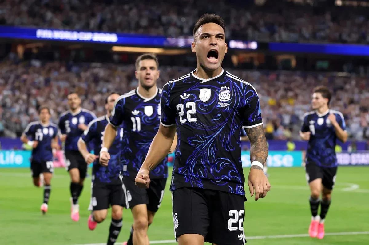 Lautaro Martínez celebrando un gol con compañeros de Argentina