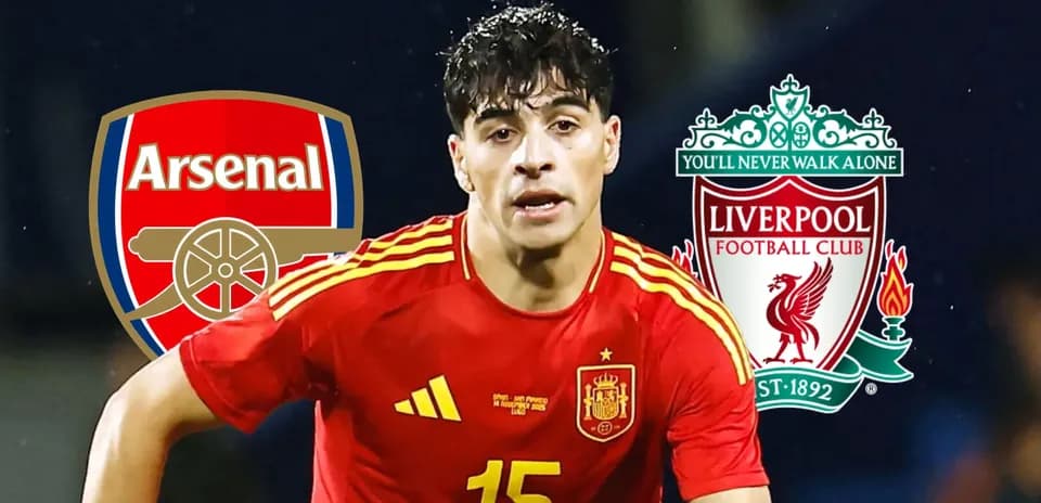 Jugador de España con logos de Arsenal y Liverpool