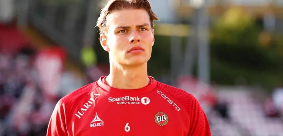 Jugador de fútbol con camiseta roja en el campo