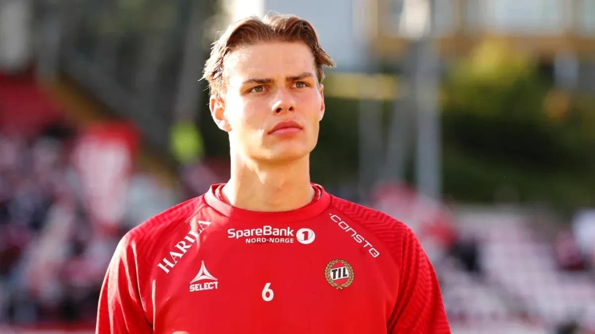 Jugador de fútbol con camiseta roja en el campo