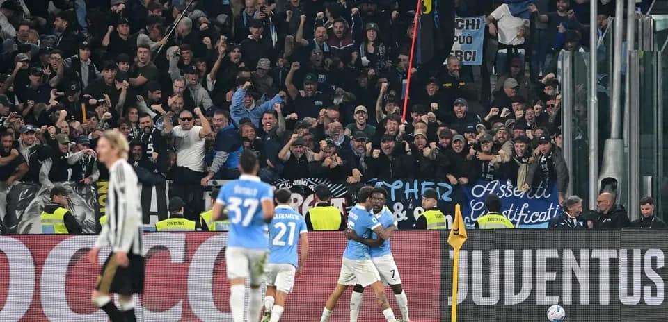 Jugadores de Lazio celebrando con aficionados en el estadio