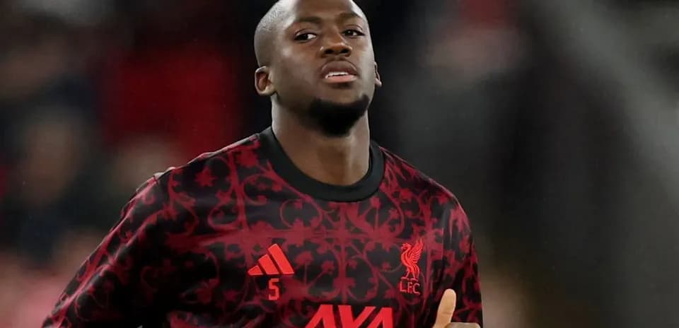 Jugador de Liverpool en el campo durante un partido