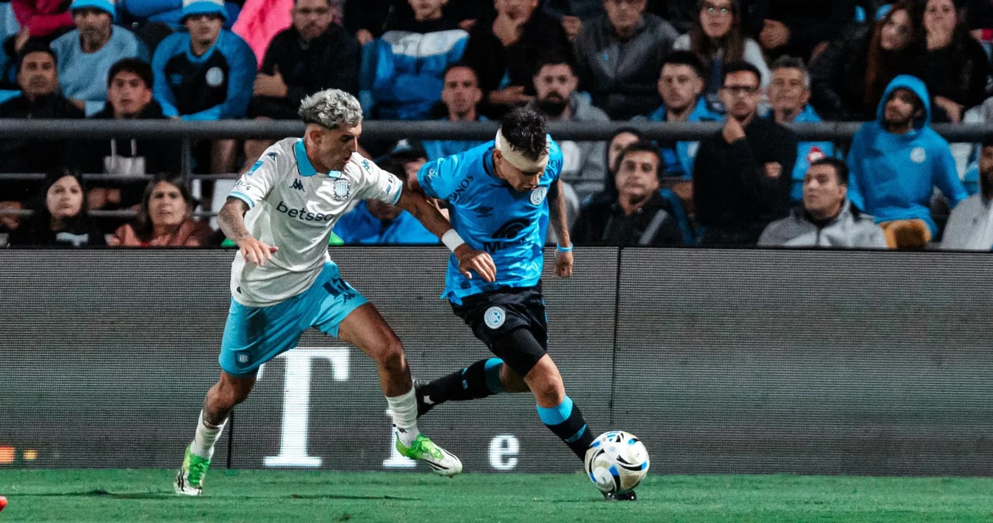 Jugador de Belgrano compitiendo por el balón