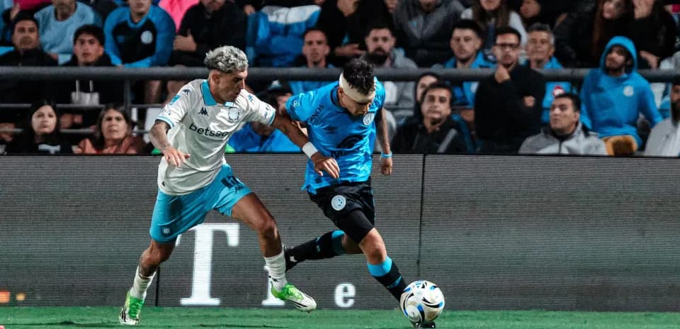 Jugador de Belgrano compitiendo por el balón