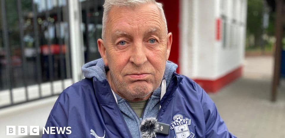 Hombre con chaqueta de Southampton en un lugar público
