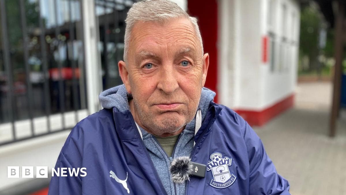 Hombre con chaqueta de Southampton en un lugar público