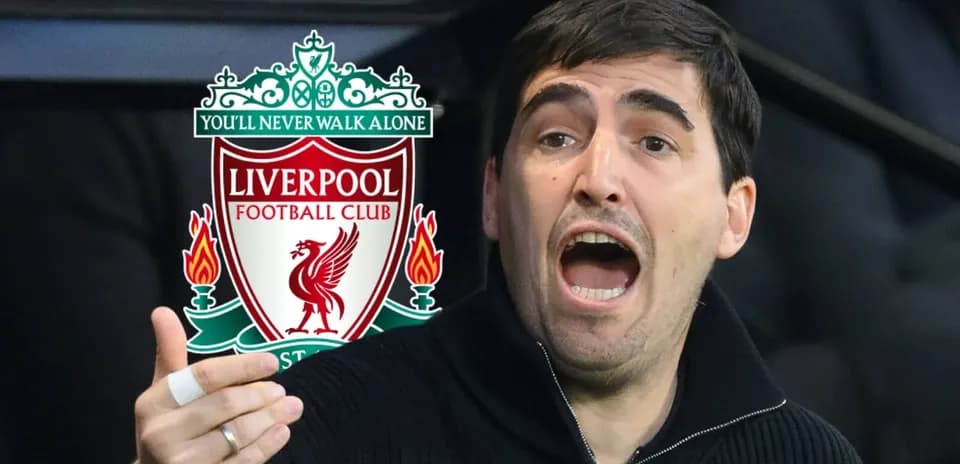Entrenador gesticulando frente al escudo de Liverpool