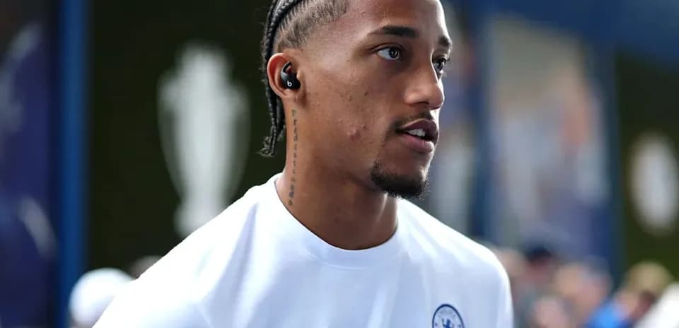 Jugador de Chelsea con auriculares en el vestíbulo