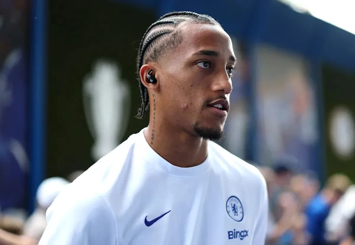 Jugador de Chelsea con auriculares en el vestíbulo
