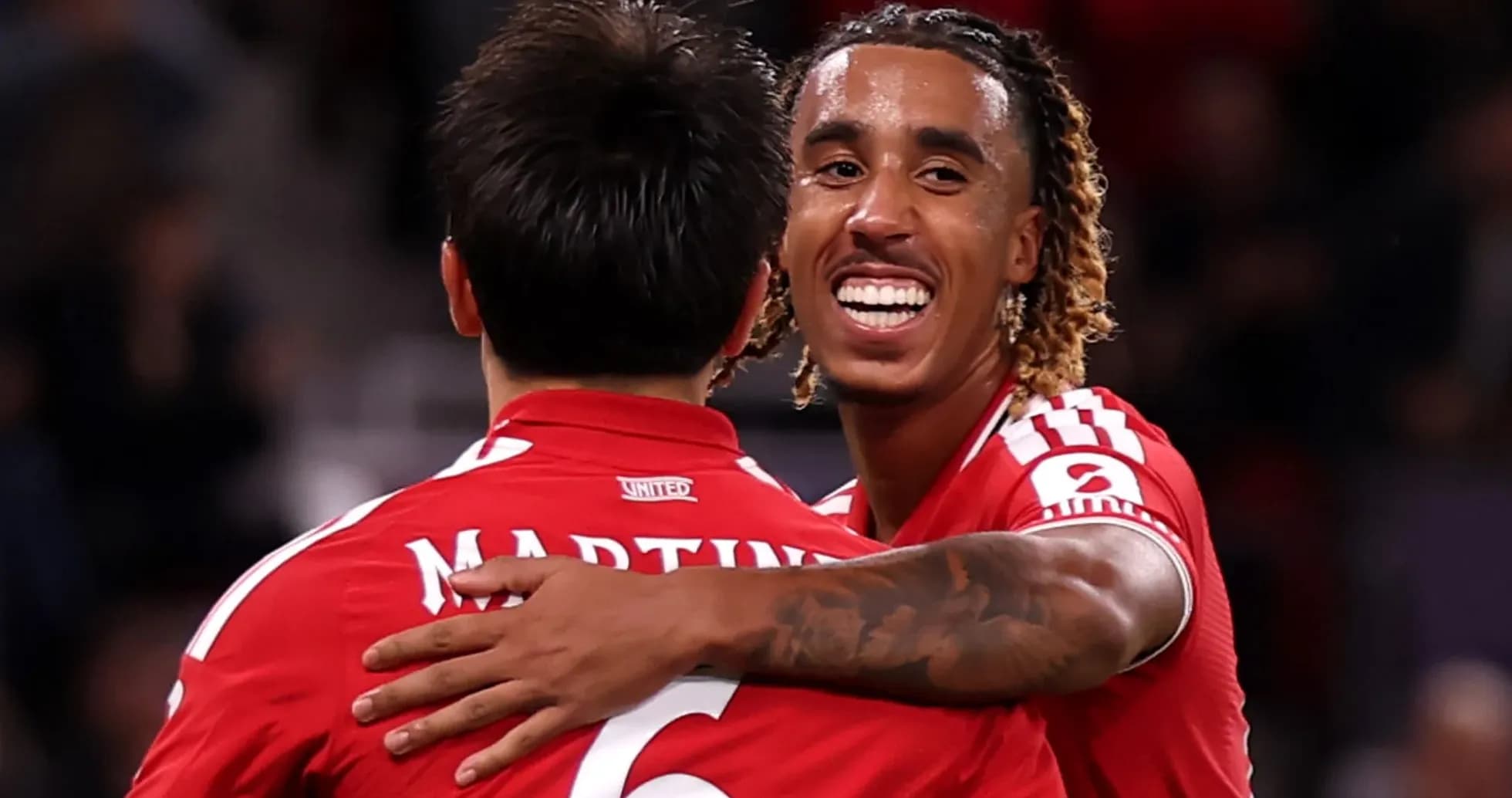Jugadores abrazándose tras un gol en el partido