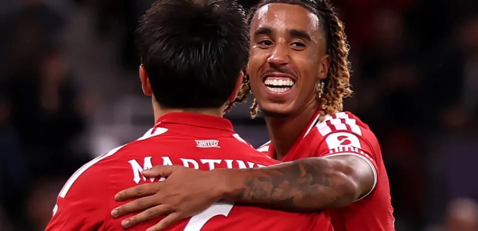 Jugadores abrazándose tras un gol en el partido