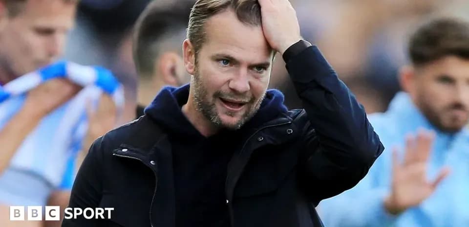 Entrenador con mano en la cabeza durante el partido