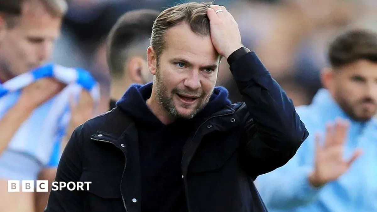 Entrenador con mano en la cabeza durante el partido