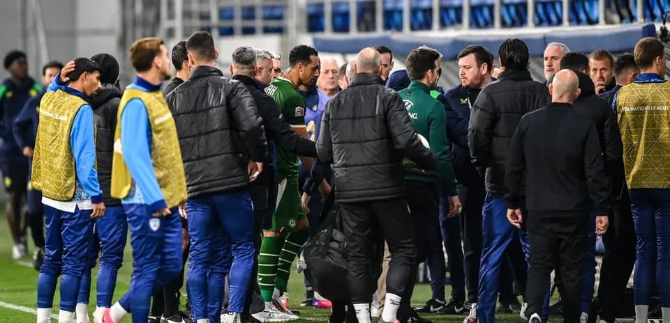 Jugadores y entrenadores en el túnel del estadio