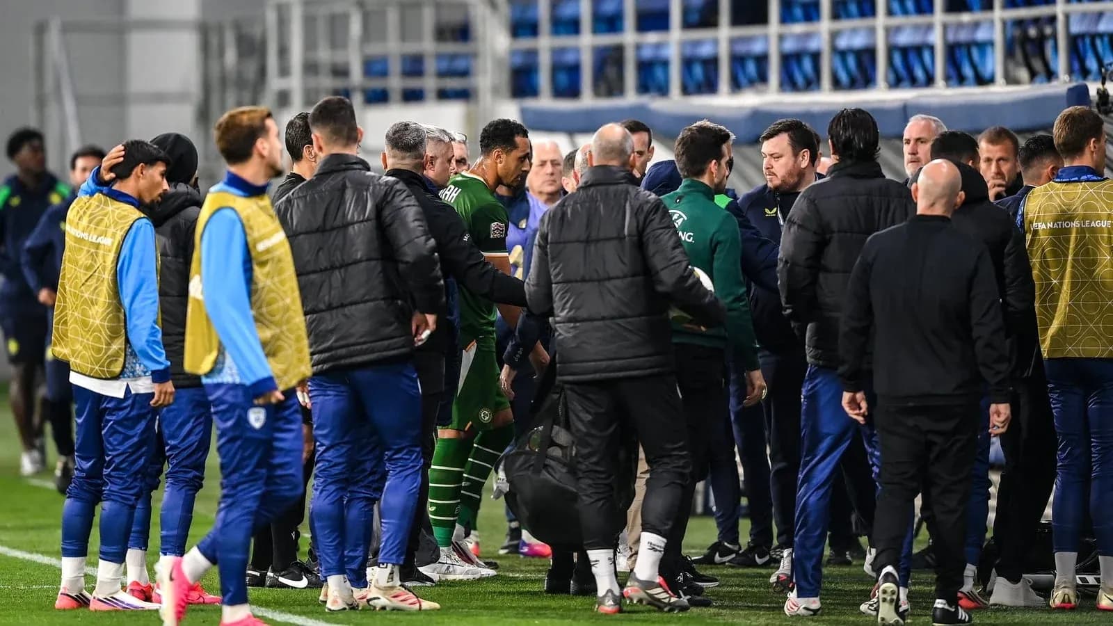 Jugadores y entrenadores en el túnel del estadio