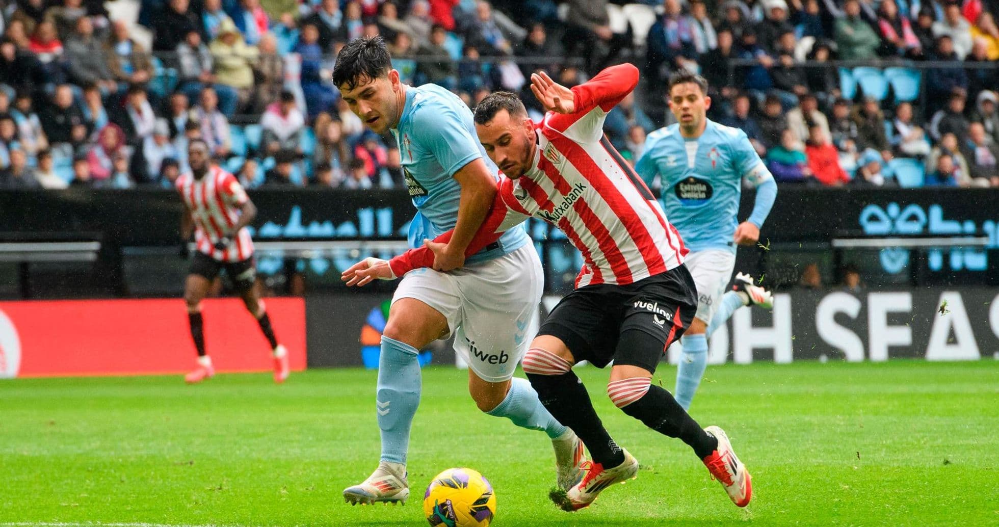 Jugadores de Athletic Club y Celta Vigo en acción