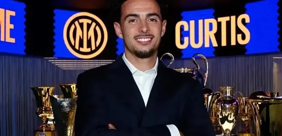 Jugador posando frente a trofeos de Inter de Milán