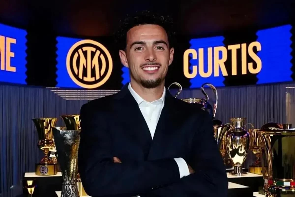 Jugador posando frente a trofeos de Inter de Milán