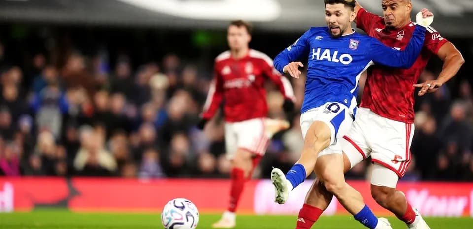 Jugador en acción durante un partido de fútbol