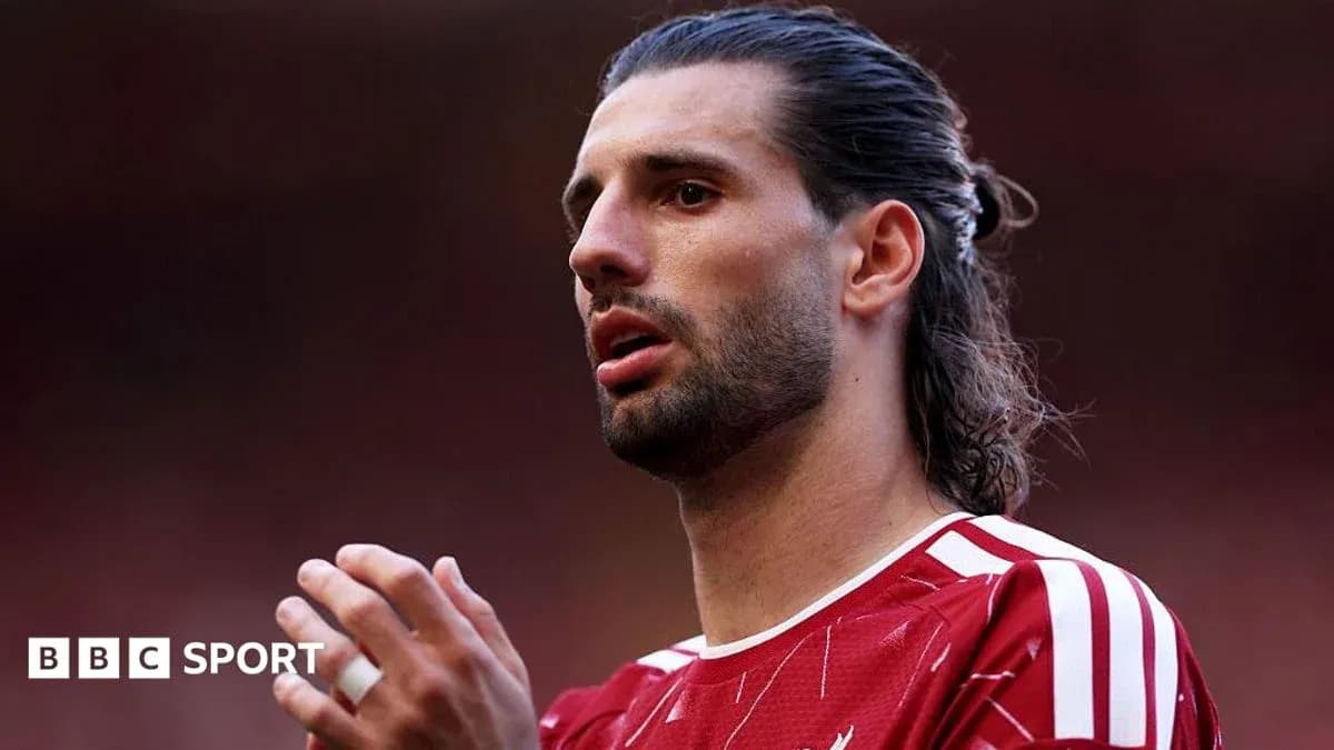 Jugador con camiseta roja en el campo de fútbol
