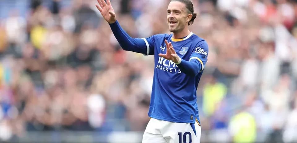 Jugador de Everton saludando a la afición en el campo
