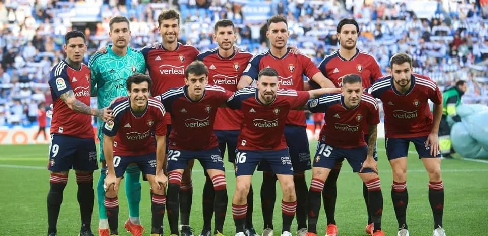 Jugadores de Osasuna en formación para el partido