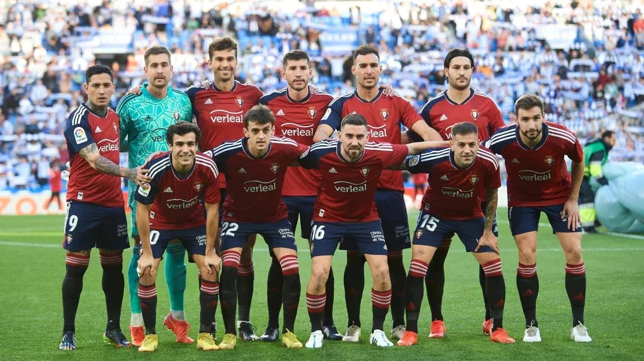 Jugadores de Osasuna en formación para el partido