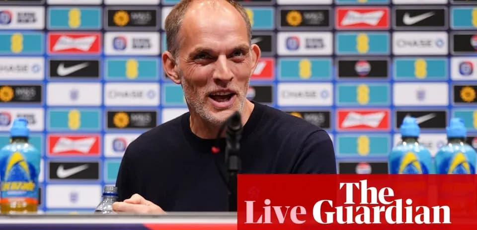 Entrenador en conferencia de prensa sonriente