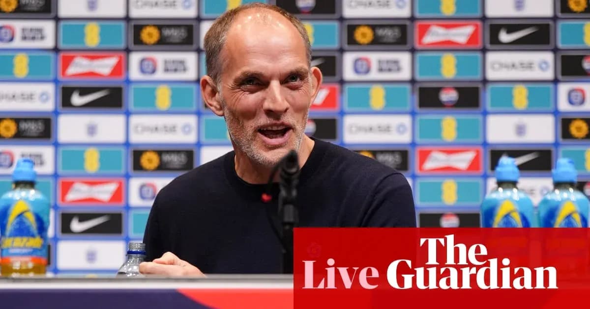 Entrenador en conferencia de prensa sonriente