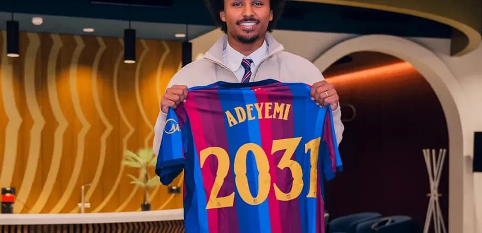 Jugador mostrando camiseta de Barça con nombre Adeyemi