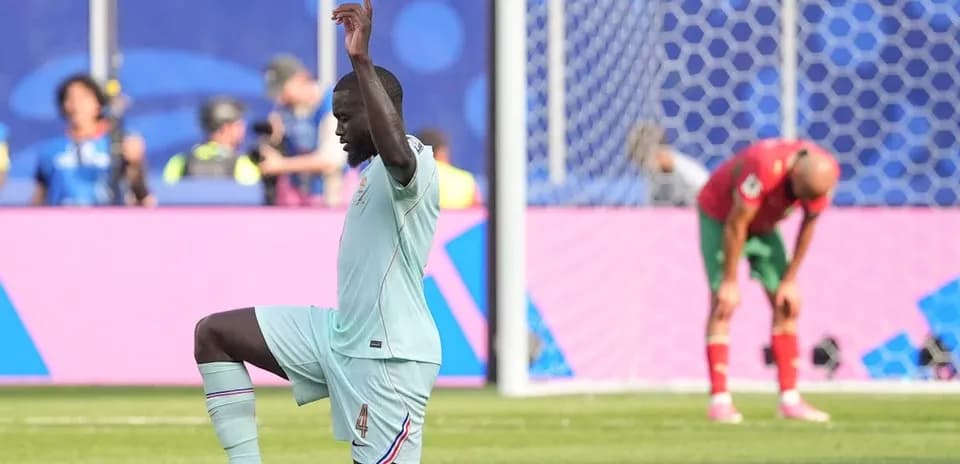 Jugador de fútbol celebrando mientras otro se lamenta