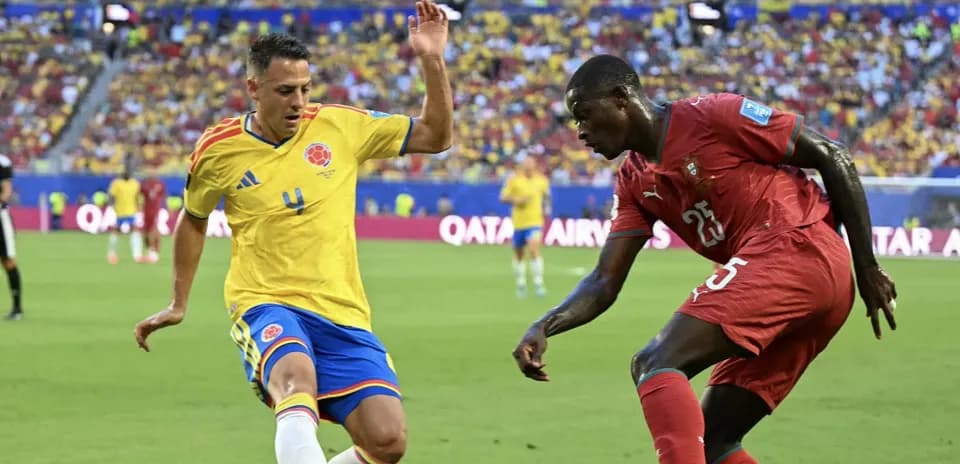 Jugadores de Colombia y Marruecos luchando por el balón