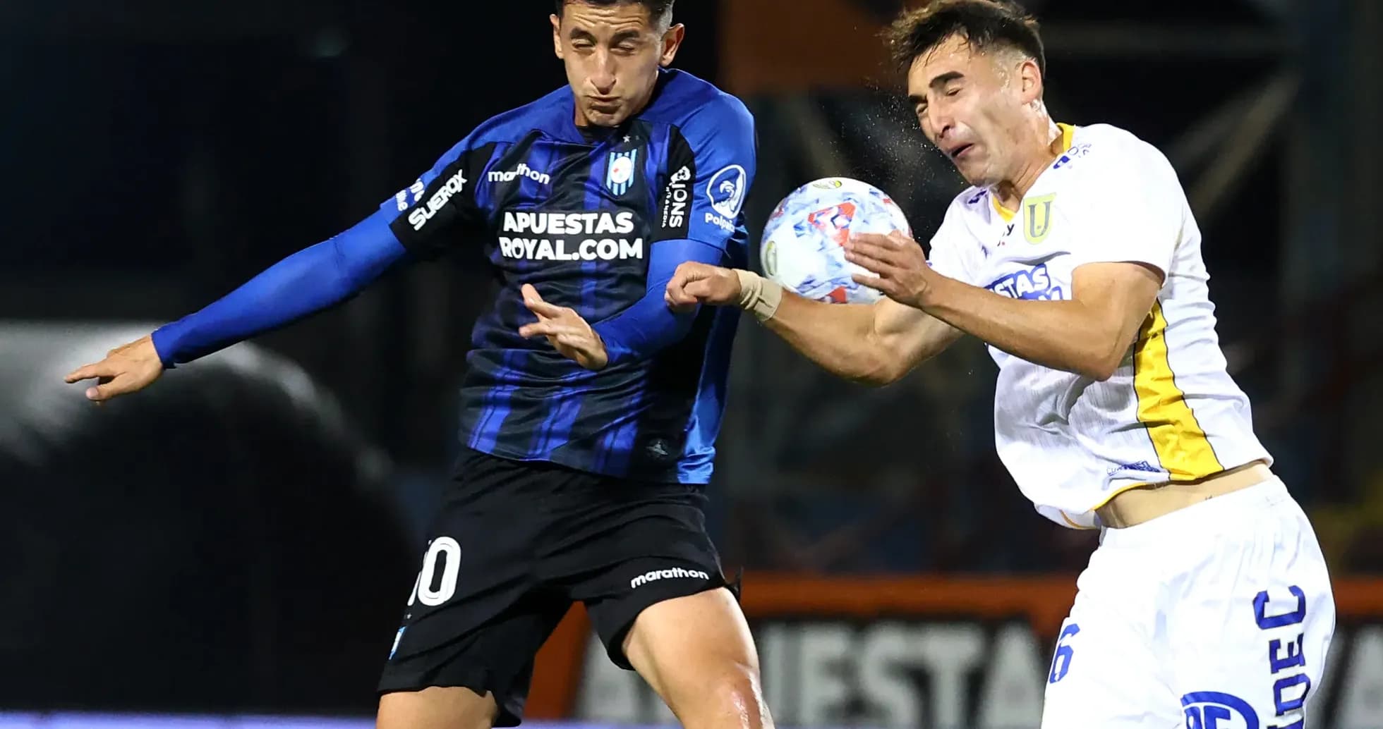 Jugadores de Universidad de Concepción y Huachipato compiten por el balón