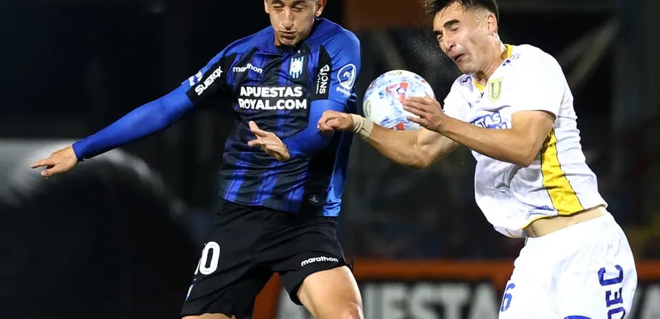 Jugadores de Universidad de Concepción y Huachipato compiten por el balón