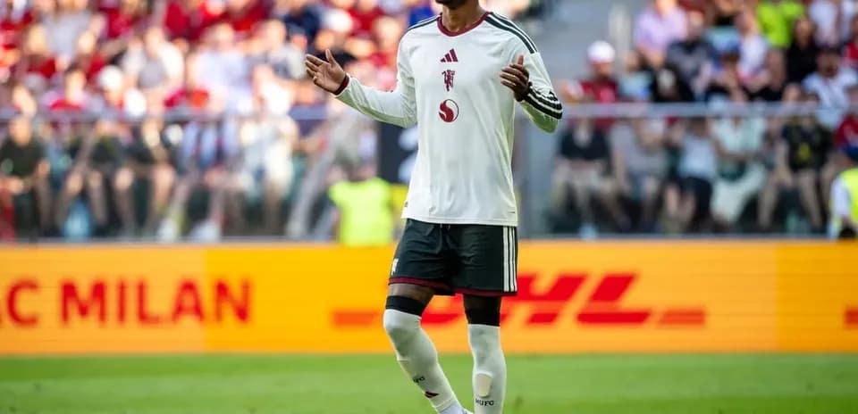 Jugador gesticulando durante el partido de fútbol
