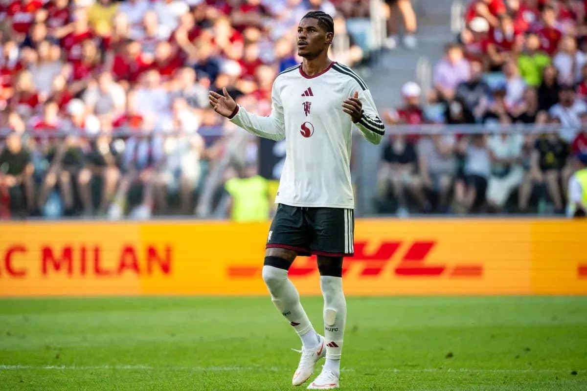 Jugador gesticulando durante el partido de fútbol