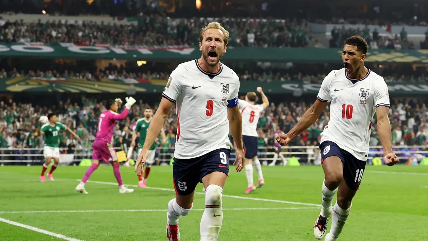 Jugadores de Inglaterra celebrando un gol en el partido