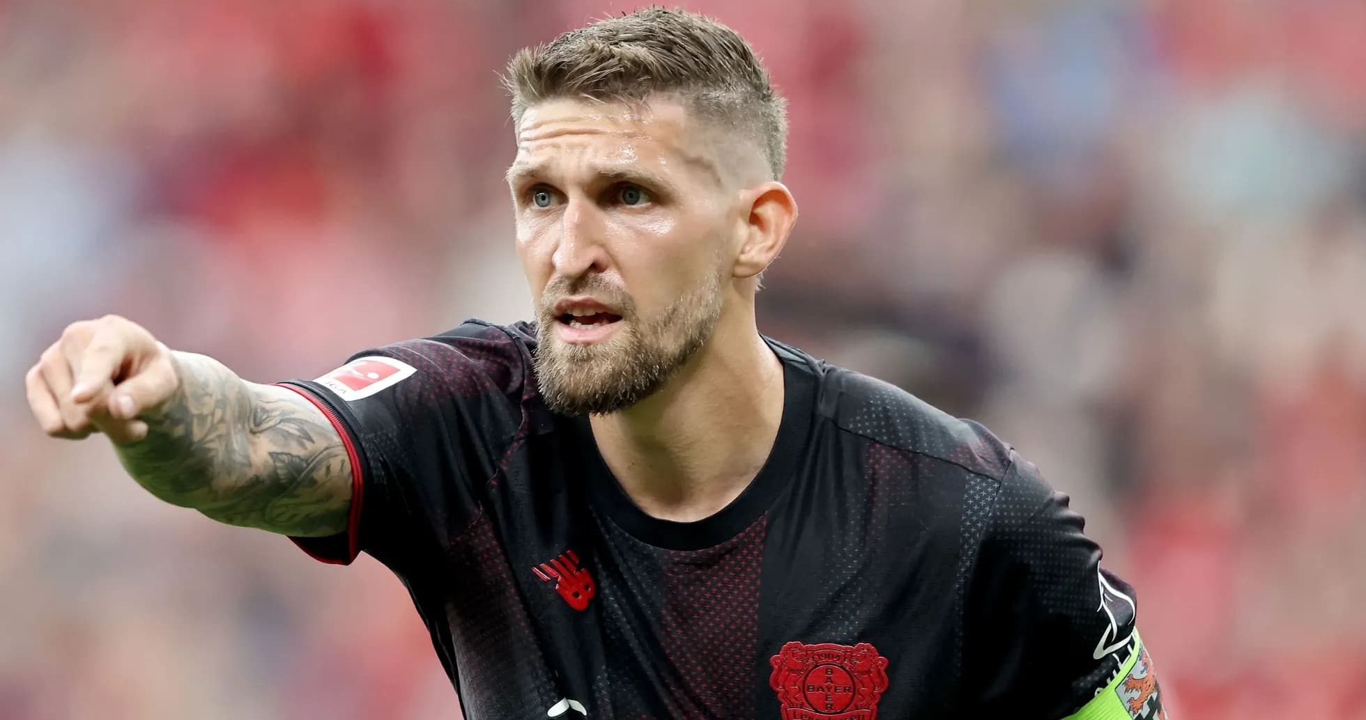 Jugador señalando durante un partido de fútbol