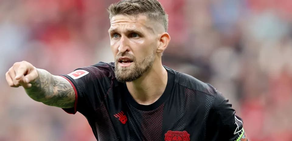 Jugador señalando durante un partido de fútbol