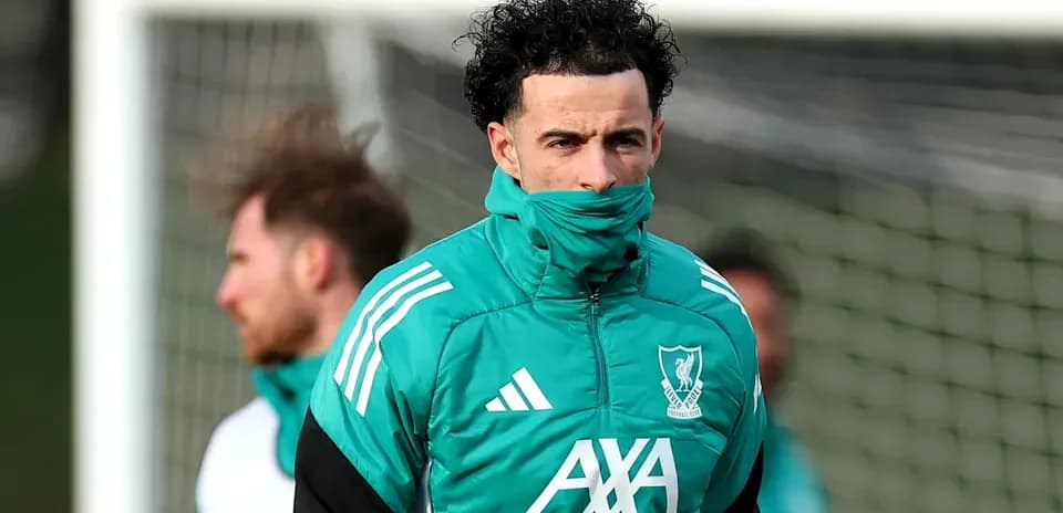 Jugador entrenando con chaqueta de Liverpool FC