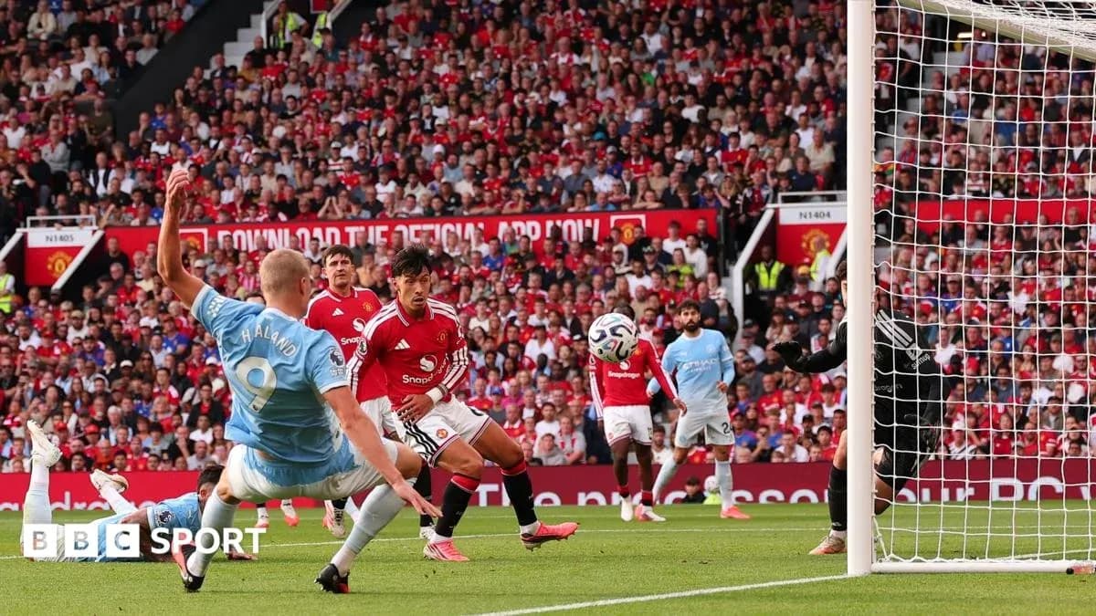 Jugadores de Manchester City y Manchester United en acción