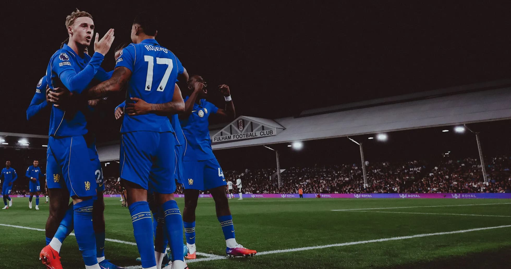 Jugadores celebrando un gol en el estadio de Fulham