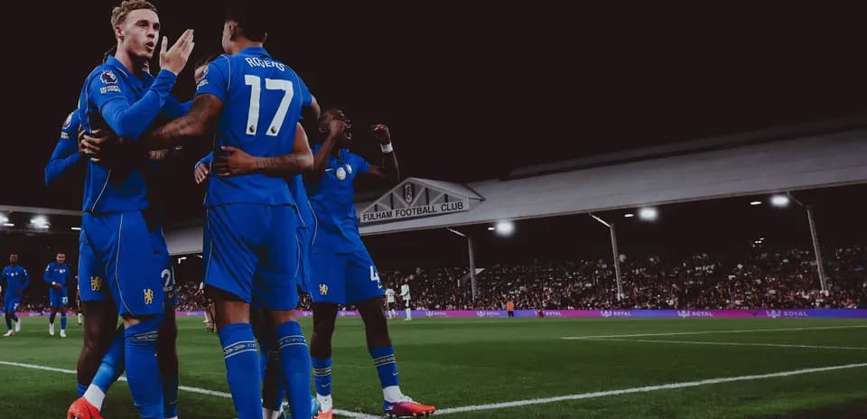 Jugadores celebrando un gol en el estadio de Fulham