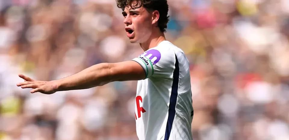 Jugador de Tottenham dirigiendo a su equipo en el campo
