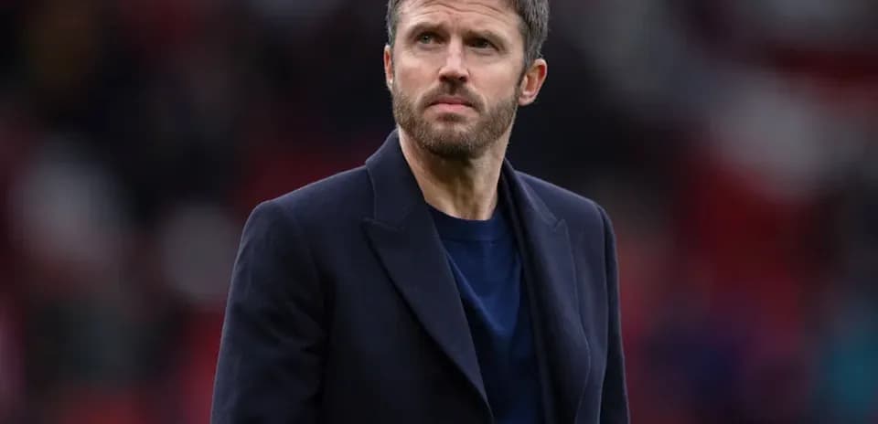 Entrenador observando el partido desde la línea lateral