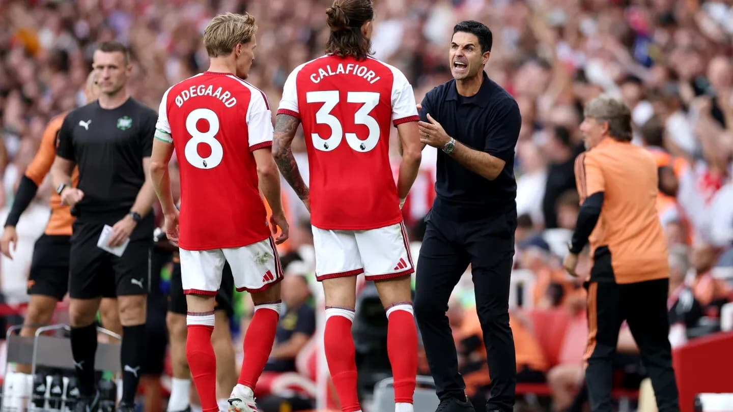 Entrenador instruyendo a jugadores en el banquillo