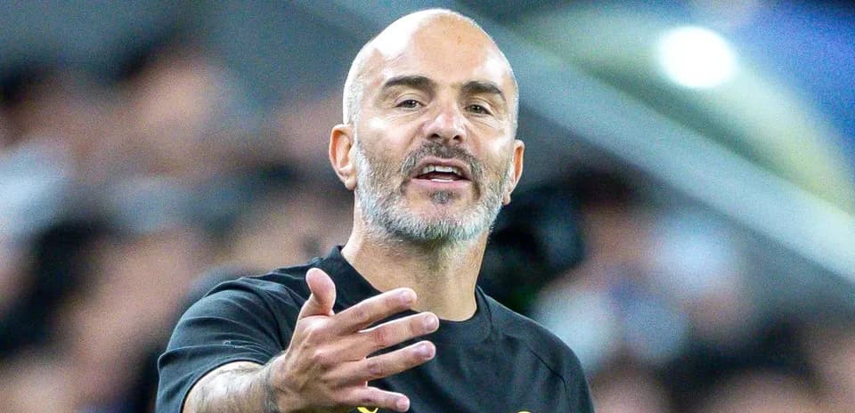 Entrenador dando instrucciones durante el partido