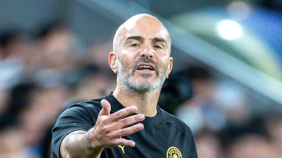 Entrenador dando instrucciones durante el partido