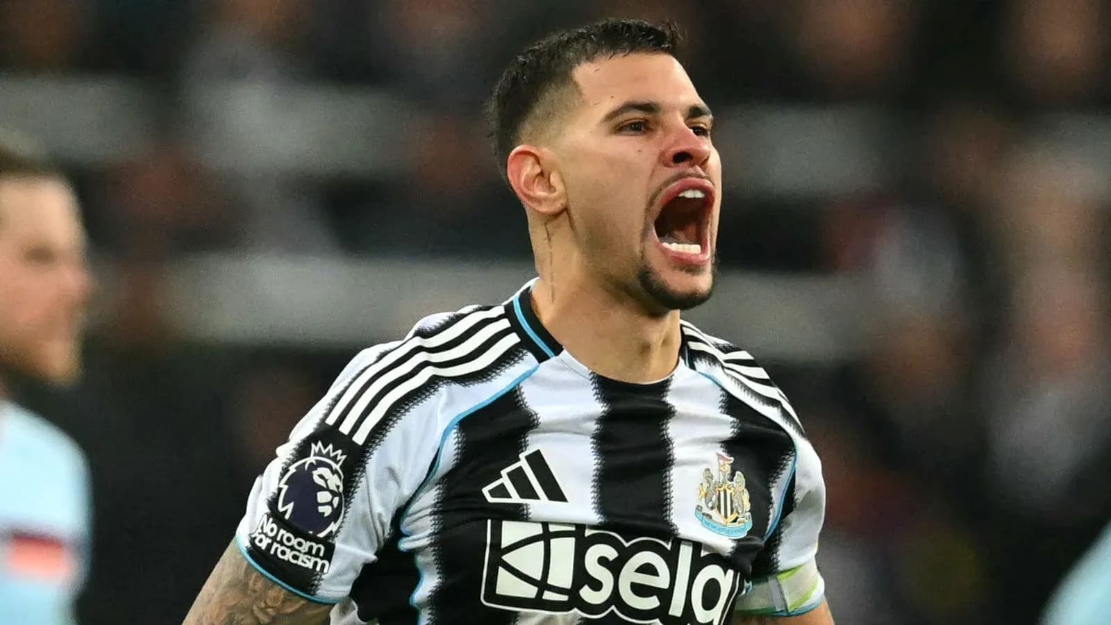 Jugador de Newcastle United gritando durante el partido