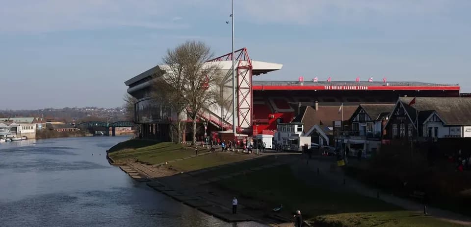 Estadio City Ground junto al río con espectadores